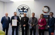 Wręczenie statuetki na ręce Władz Uczelni za AMP